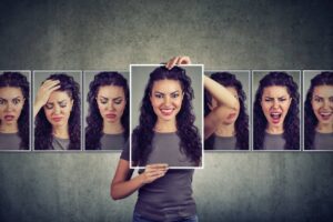 What are the early-stage symptoms of Bipolar Disorder